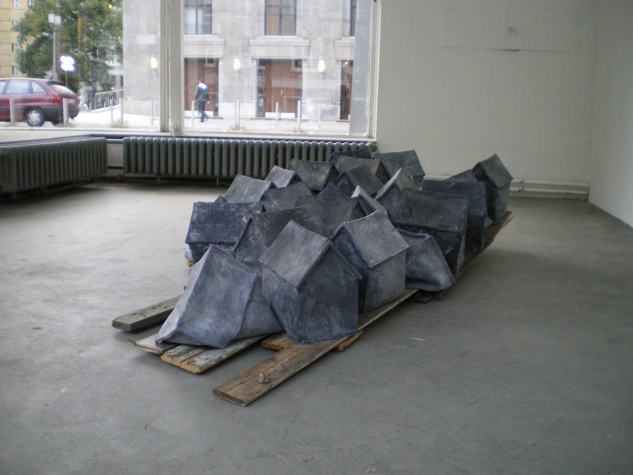 Photographic documentation of RYLLEGA Berlin ("Ich baue ein Haus auf dem Atlantik" by Gabriele Undine Meyer)